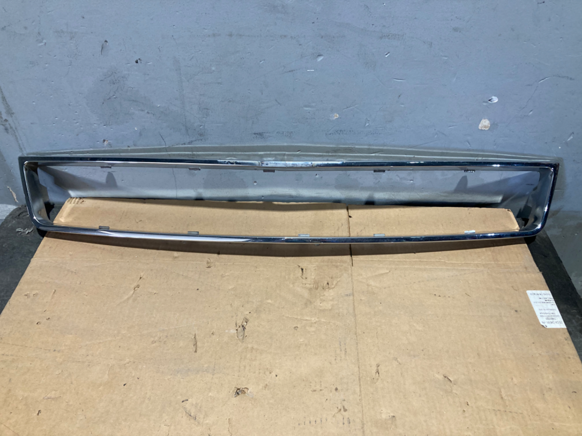 Moldura Cromada Parrilla Chevrolet Suburban 2007 - 2014 - vista 1