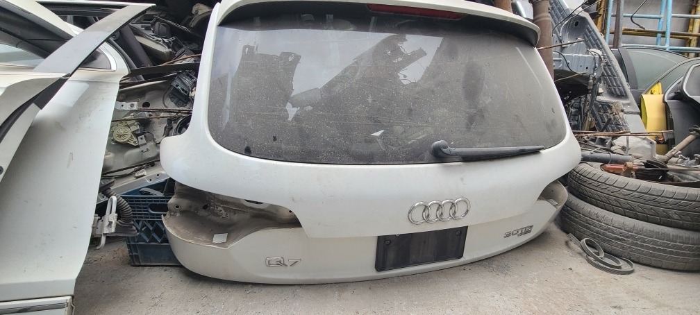 Tapa Cajuela Audi Q7 09-15 Con Medallon