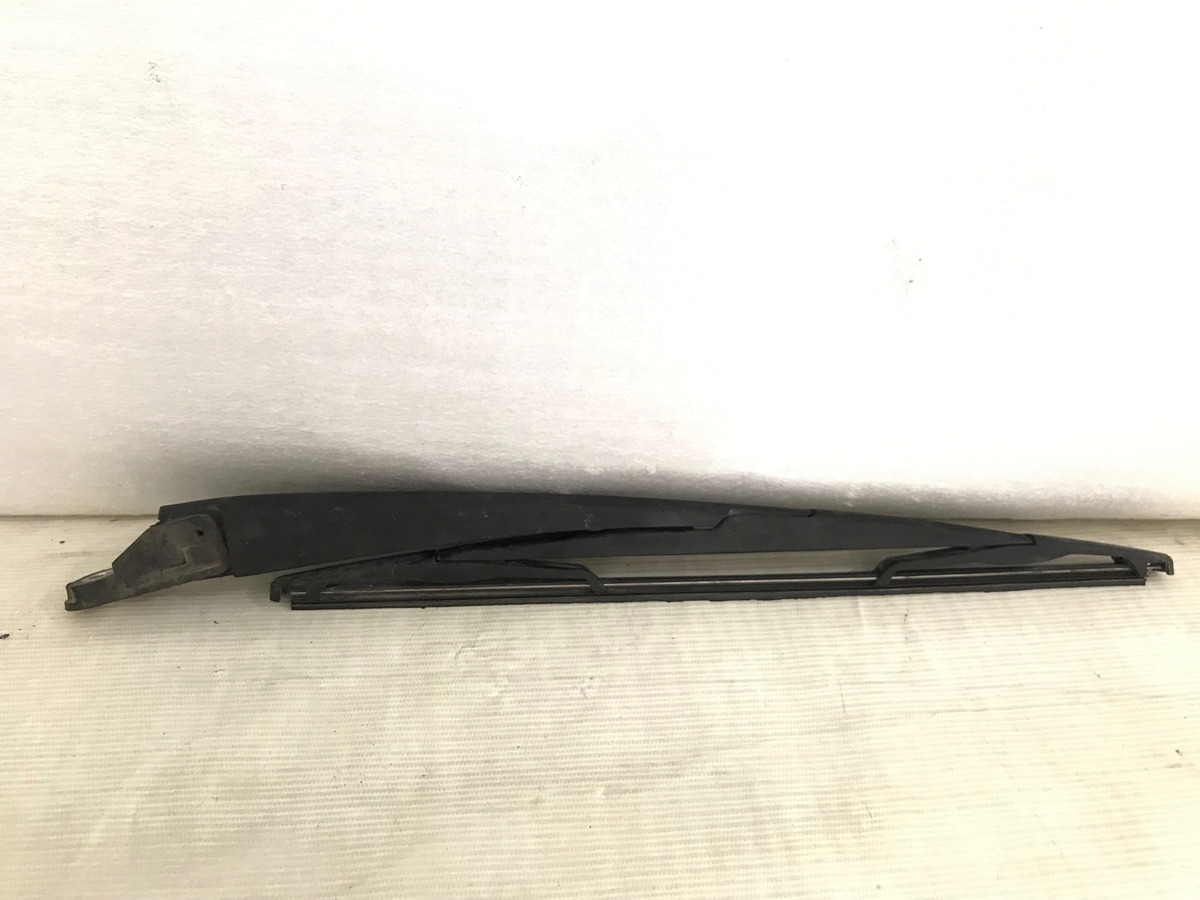 Nissan Tiida 2008 Al 2015 Brazo Pluma Limpia Medallon